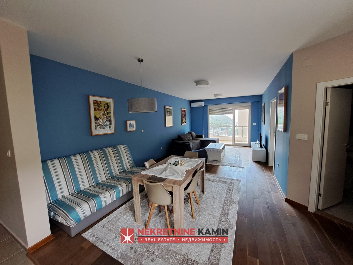 Rafailovići'de deniz manzaralı kiralık geniş daire